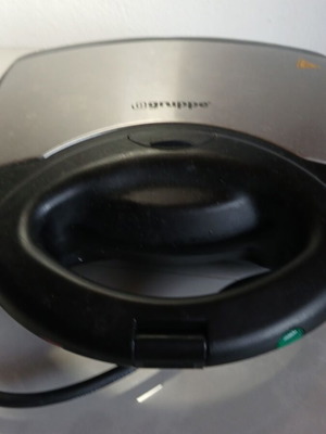 Toaster used, works normally despite damage