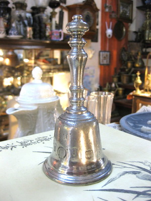 Κουδούνι χειρός pewter μεταχειρισμένο, ύψος 14 εκ., διάμετρος 6,8 εκ.