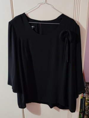 Women's black blouse like new, round neckline, decorative bow