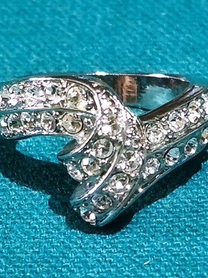 Ring with semi-precious stones like new, silver color