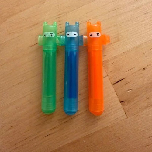 Set of 3 highlighter pens like new, joined with caps