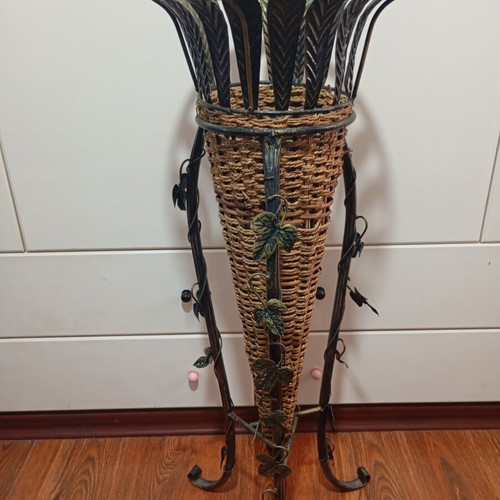 Ferforje decoration set used with copper details and natural woven straw