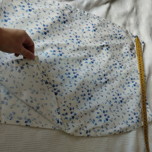Skirt like new small medium floral white with blue flowers