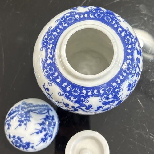Nippon Sakura porcelain jar with double lid like new