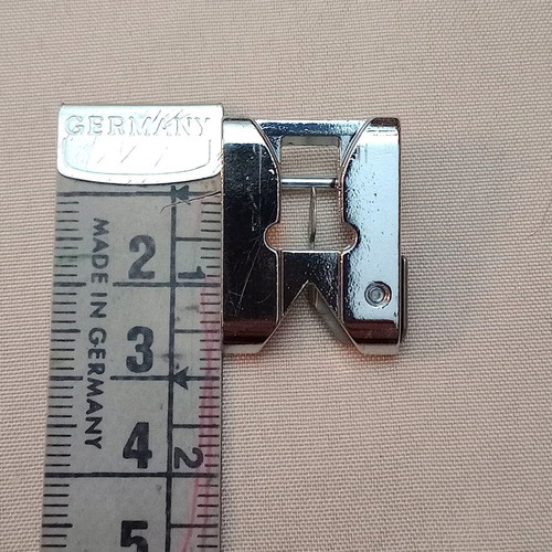 Presser foot for decorative effects on home sewing machine new
