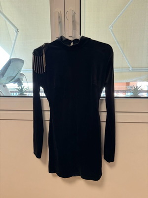Velveteen dress with back fringes like new, black size M
