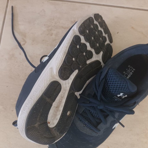 Under Armour sneakers size 8.5 blue like new