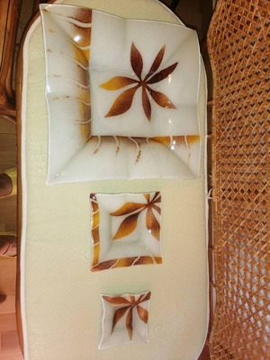 Set of three decorative plates made of fused glass like new