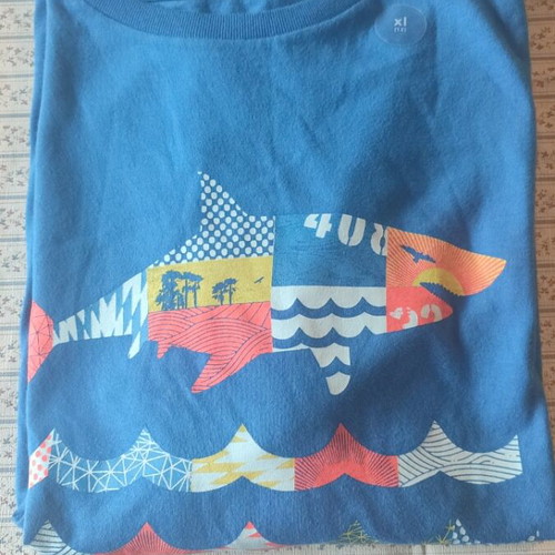 Gap long-sleeved shirt new with shark design and colorful print