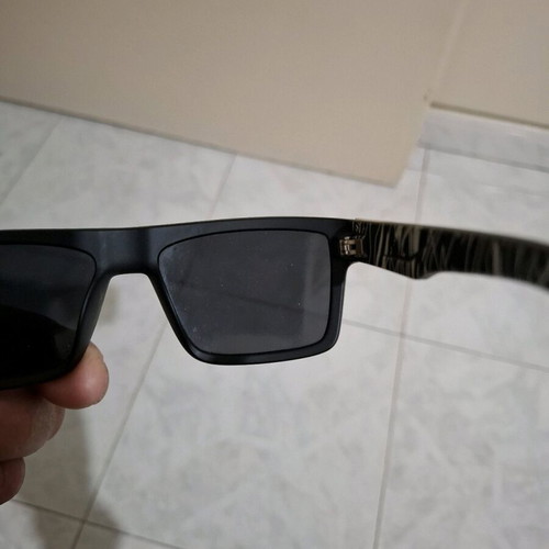 Sunglasses with polarized lens in like new condition, black