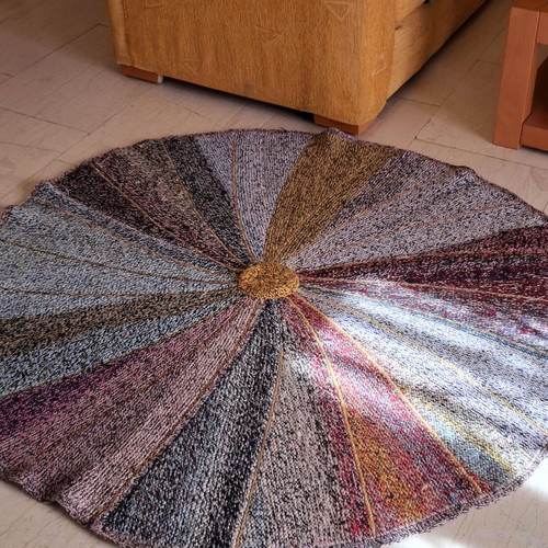 Handmade knitted rug 140cm like new, heavy and stable