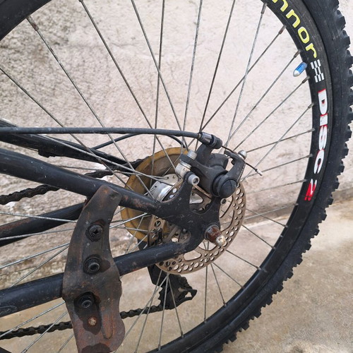 Mountain bike like new with 26 inch wheels and disc brakes