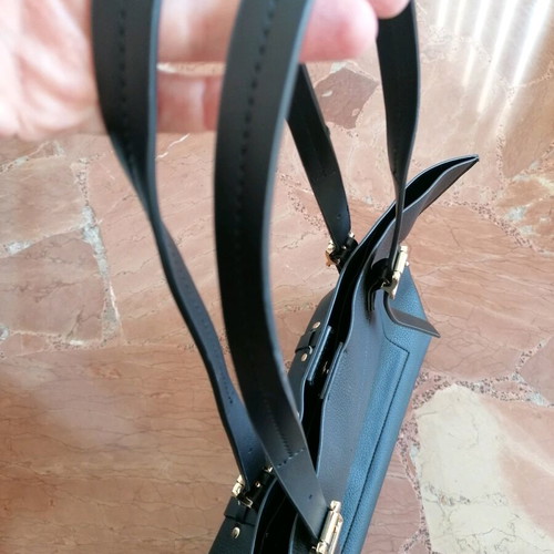 Axel shoulder bag black like new