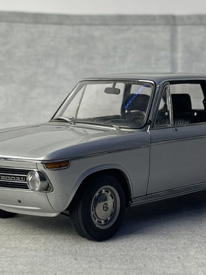 AUTOart BMW 2002 Tii 1:18 Diecast collectible model car used