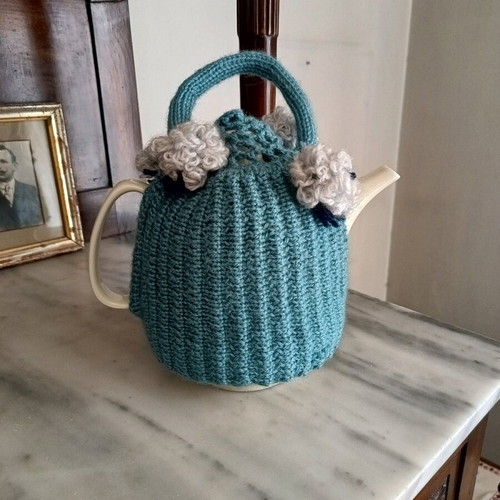 Scherzer Bavaria Germany teapot like new, fine porcelain with handmade wool cover