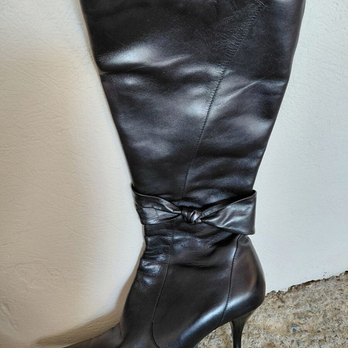 Esthissis black boots with heel and side decoration like new
