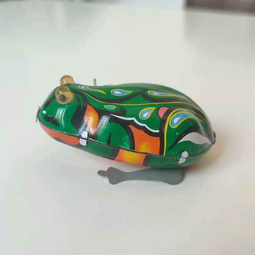 Retro Metal Wind-Up Frog collectible, new