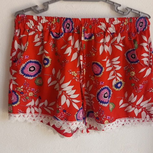 Floral Women's Shorts with Elastic Waist and White Lace like new, red