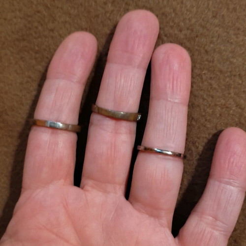 Pack of 3 rings like new, one solitaire and two wedding bands