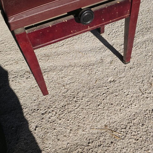 Adjustable piano stool used