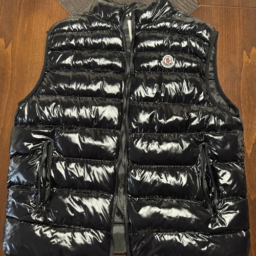 Moncler sleeveless puffer vest like new, black glossy, size XXL