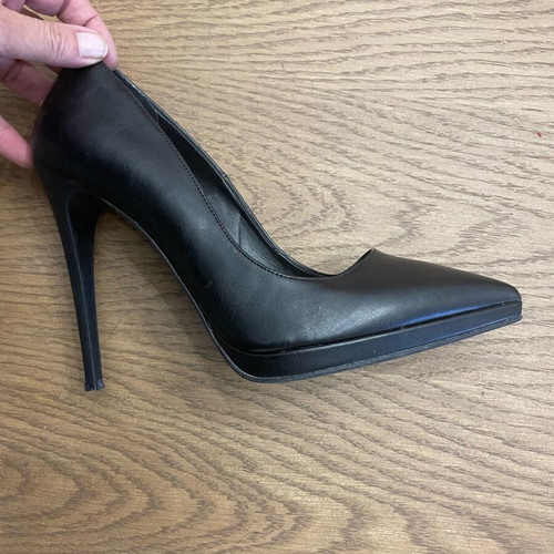 Moustakas leather pumps black size 39 like new with optional ankle strap