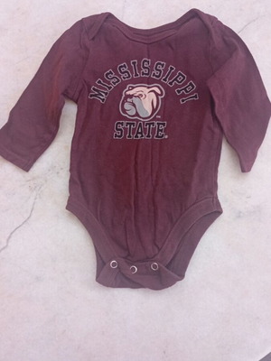 Baby bodysuit like new, size 3 to 6 months