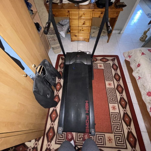 High Power treadmill like new with electronic display and safety key