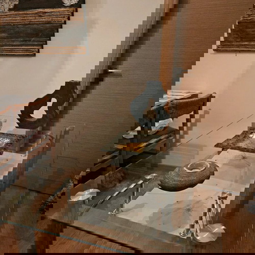 Γυάλινη τραπεζαρία σαν καινούργια με μεταλλικά πόδια και διακοσμητικό ράφι