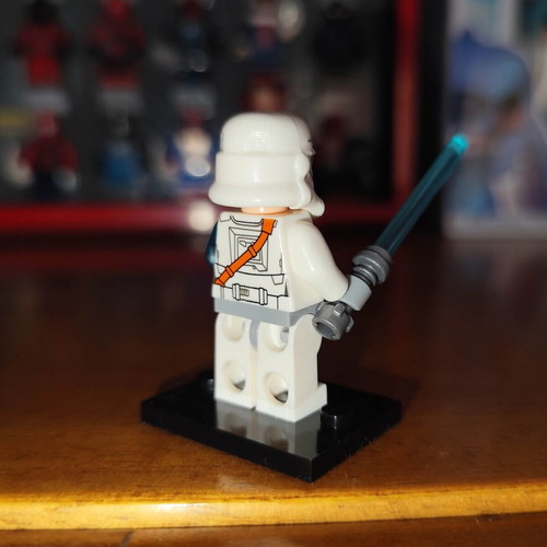 Jek-14 figure like new with blue lightsaber and two expressions