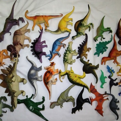 Dinosaur figures like new, set of 31