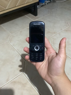 Sony Ericsson W20i phone like new with 2 GB card