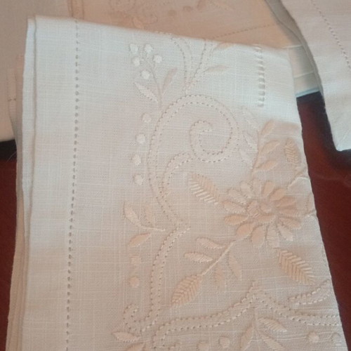Handmade embroidery set on fine linen, 7 pieces, new