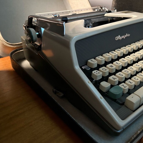 Olympia SF De Luxe typewriter used, collectible with original case