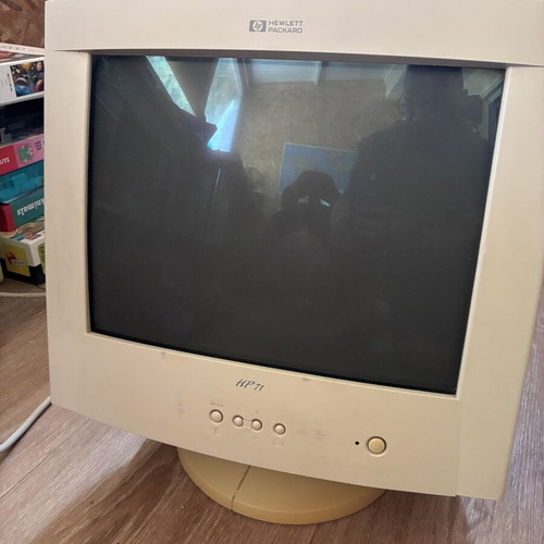 Hewlett Packard 17" CRT monitor used, analog VGA, HP-71