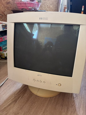 Hewlett Packard 17" CRT monitor used, analog VGA, HP-71