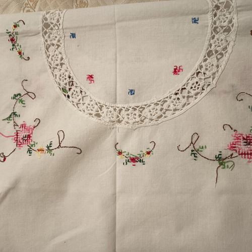 Handmade vintage cotton tablecloth 80x80 with lace and embroidery like new