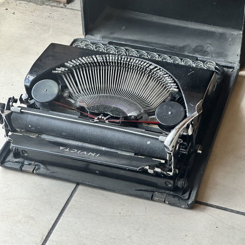 Invicta Torino 1938 typewriter used with Greek keyboard and case