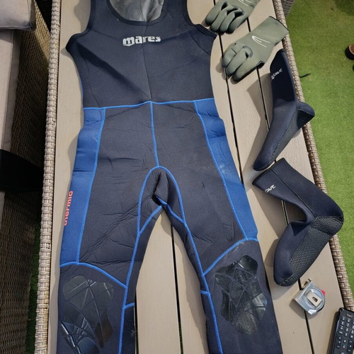 Diving suit set like new, 5mm thickness with gloves and socks