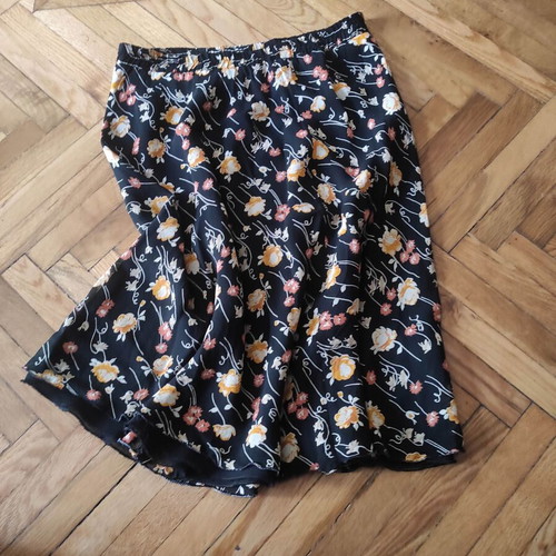 Vintage skirt with floral pattern and elastic waist, like new