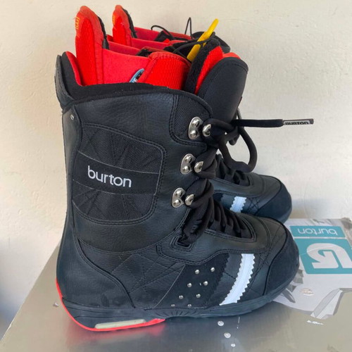 Burton Sapphire Women's Snowboard Boots new, size US 8, black/red