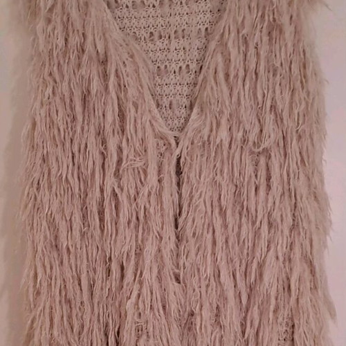 Sleeveless fuzzy vest like new, beige