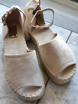 Flatform sandals beige size 39 like new