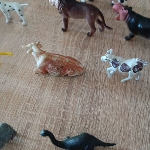 Jungle and farm animal figures used, pack of 25