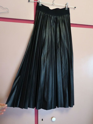 Pleated black faux leather skirt new, size S