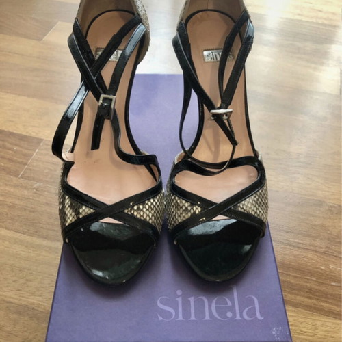 Sinela black patent leather high-heeled sandals size 39 like new