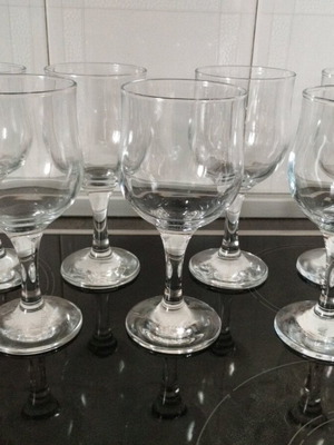 Wine glasses like new, set of 7 stemmed