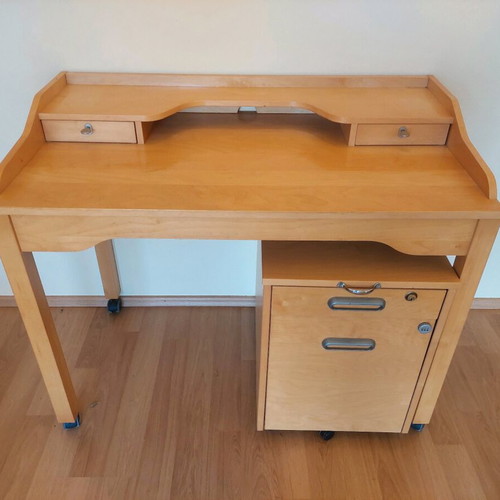 Wooden desk like new with drawers and wheels
