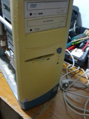 Retro computer set Pentium 4 Windows XP used with Sony 15" monitor and Microsoft keyboard