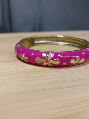 Metal bracelet with gold flowers, fuchsia